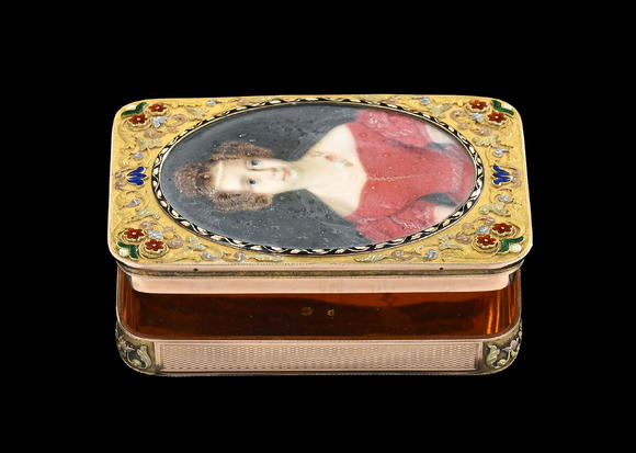 Piguet - H?tel des VentesTabatière 3 ors et émail avec un portrait en miniature, Hanau XIXe s., la miniature d'une princesse en robe rouge circa 1840Tricolour gold and enamel snuff box, probably Hanau, 19th century