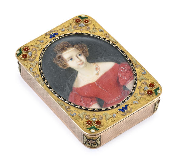Piguet - H?tel des VentesTabatière 3 ors et émail avec un portrait en miniature, Hanau XIXe s., la miniature d'une princesse en robe rouge circa 1840Tricolour gold and enamel snuff box, probably Hanau, 19th century