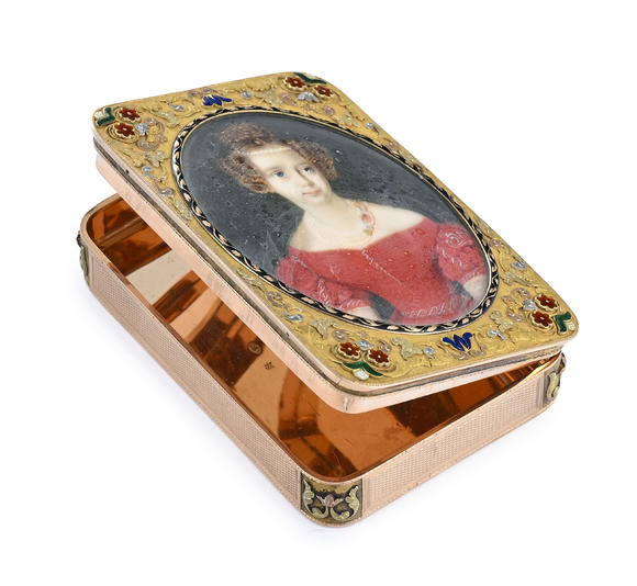 Piguet - H?tel des VentesTabatière 3 ors et émail avec un portrait en miniature, Hanau XIXe s., la miniature d'une princesse en robe rouge circa 1840Tricolour gold and enamel snuff box, probably Hanau, 19th century