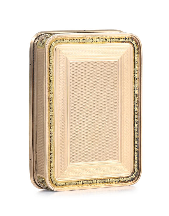 Piguet - H?tel des VentesTabatière 3 ors et émail avec un portrait en miniature, Hanau XIXe s., la miniature d'une princesse en robe rouge circa 1840Tricolour gold and enamel snuff box, probably Hanau, 19th century