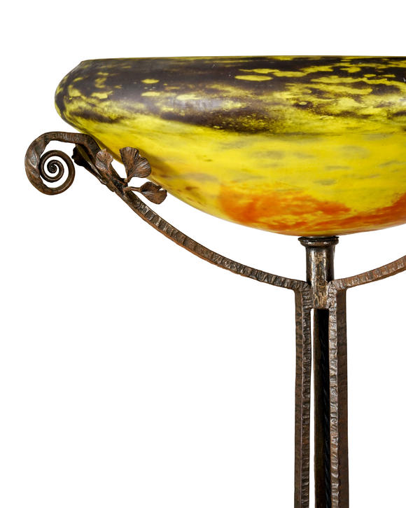 Piguet - H?tel des VentesLampadaire d'époque Art Déco par Edgar Brandt (1880-1960), en fer forgé ciselé et martelé, coupe en verre marmoréen, h. 180 cm