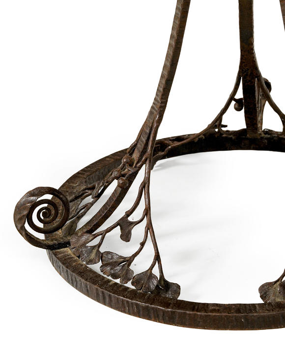 Piguet - H?tel des VentesLampadaire d'époque Art Déco par Edgar Brandt (1880-1960), en fer forgé ciselé et martelé, coupe en verre marmoréen, h. 180 cm