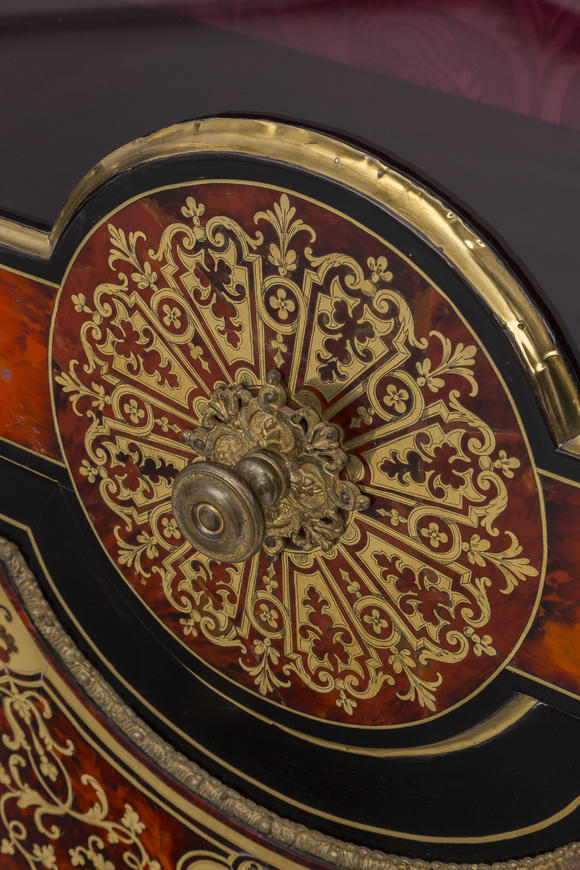 Piguet - H?tel des VentesBibliothèque d'époque Louis XIV, en marqueterie d'écaille rouge, nacre et laiton, riche ornementation de bronze doré, 233x146x52 cm
