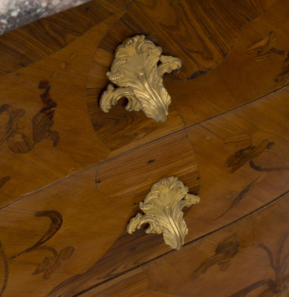 Piguet - H?tel des VentesImportante commode d'époque Louis XV, en placage de bois de rose à décor marqueté de fleurs, 88x148x68 cm