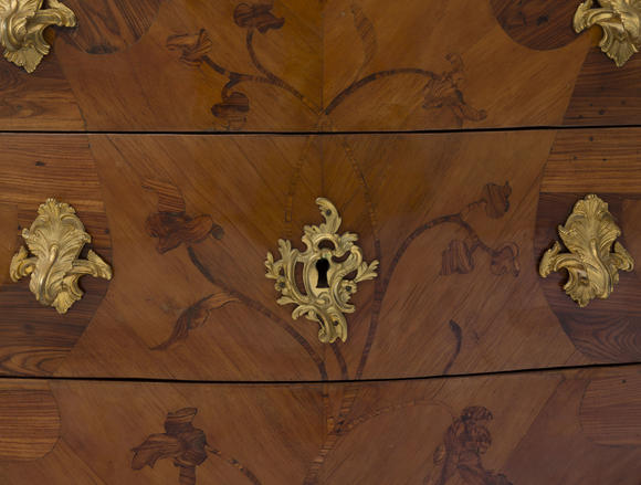 Piguet - H?tel des VentesImportante commode d'époque Louis XV, en placage de bois de rose à décor marqueté de fleurs, 88x148x68 cm