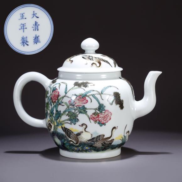 千美會(huì)粉彩花卉紋執(zhí)壺