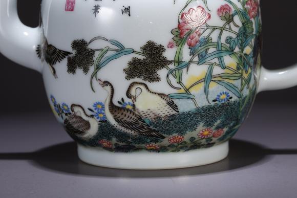 千美會(huì)粉彩花卉紋執(zhí)壺