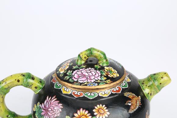 千美會(huì)紫砂胎畫(huà)琺瑯安居樂(lè)業(yè)紋竹節(jié)形執(zhí)壺