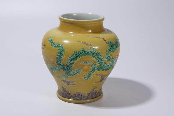 千美會(huì)黃地素三彩雲(yún)龍趕珠紋罐