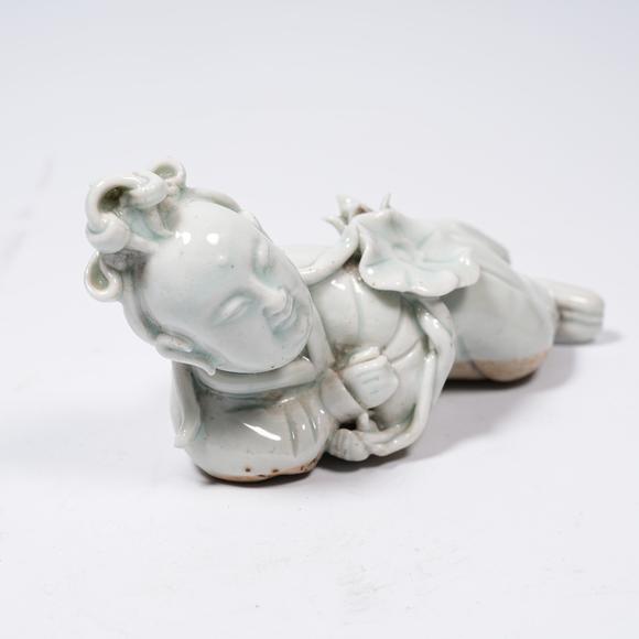 千美會影青釉持蓮童子擺件