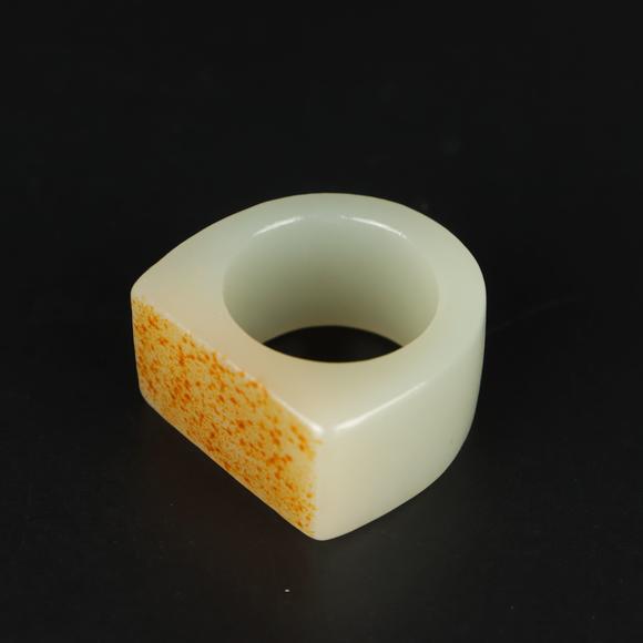 朱雀美術(shù)拍賣清中期 籽料扳指