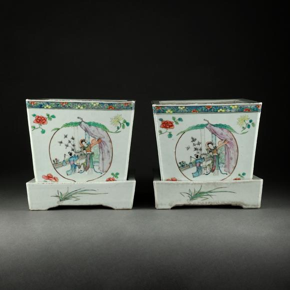 大阪美術(shù)商會清 粉彩開窗人物故事紋花盆1對