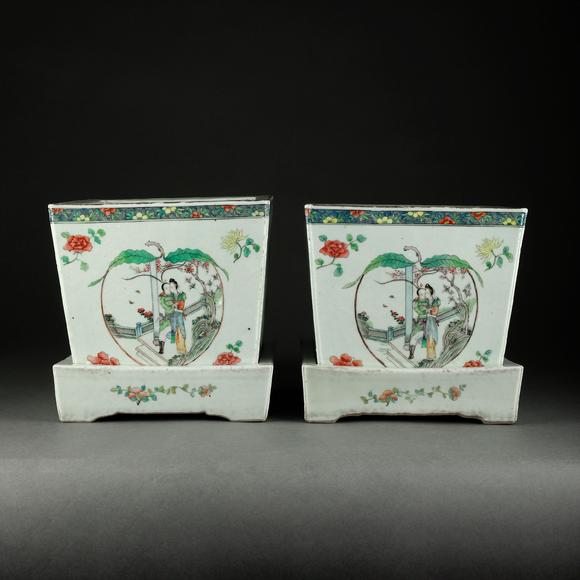 大阪美術商會清 粉彩開窗人物故事紋花盆1對