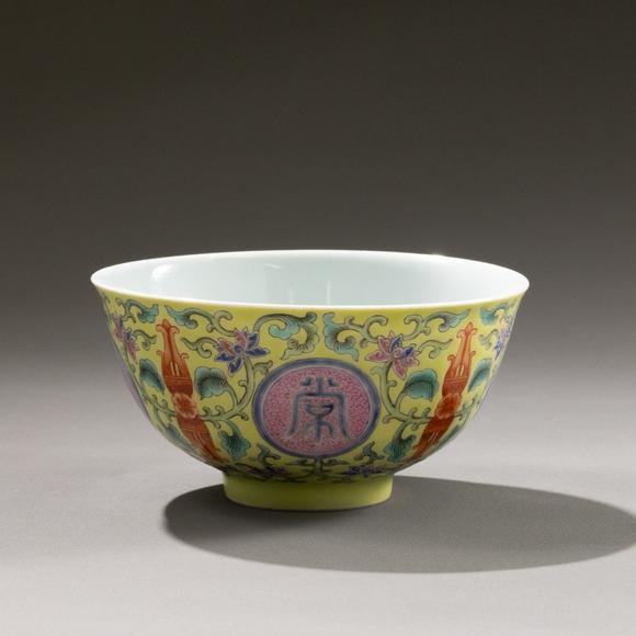 大阪美術(shù)商會(huì)清道光 黃地開(kāi)窗“佛日常明”纏枝蕃連紋碗
