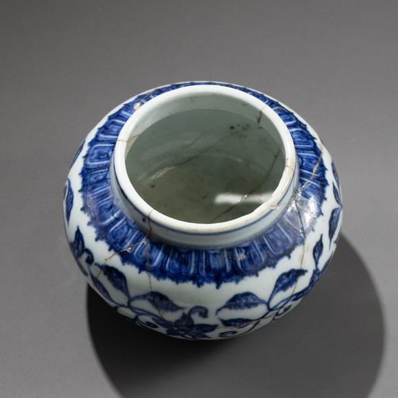 大阪美術(shù)商會(huì)明 染付花卉紋壺