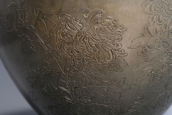 HUNG YUN ZHAI AUCTION HOUSE INCTin-Bodied Engraved Four-Loop Tea Caddy with Chrysanthemum and Butterfly Motifs