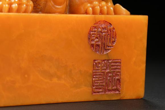 HUNG YUN ZHAI AUCTION HOUSE INCQianlong Period Imperial Household Department Tianhuang Stone Seal with Intertwined Dragon Finial