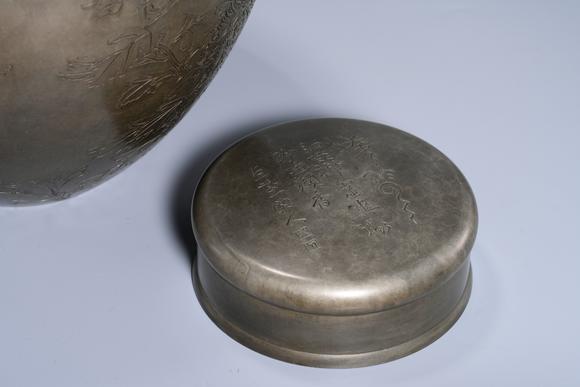 HUNG YUN ZHAI AUCTION HOUSE INCTin-Bodied Engraved Four-Loop Tea Caddy with Chrysanthemum and Butterfly Motifs