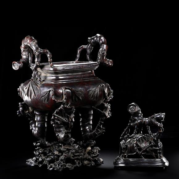 HUNG YUN ZHAI AUCTION HOUSE INCSmall-Leaf Red Sandalwood Carved Bamboo-Joint Pattern Three-Legged Incense Burner