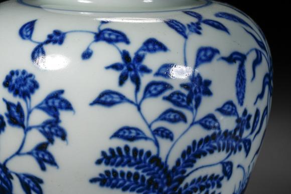 HUNG YUN ZHAI AUCTION HOUSE INCXuande Period Underglaze Blue Covered Jar with Floral Motifs