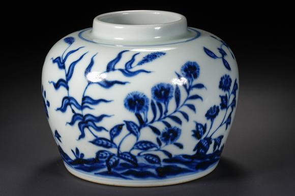HUNG YUN ZHAI AUCTION HOUSE INCXuande Period Underglaze Blue Covered Jar with Floral Motifs