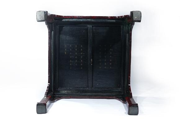 HUNG YUN ZHAI AUCTION HOUSE INCQing Dynasty Set of Red Lacquer Carved and Cloisonné Enamel Inlaid Landscape and Figure Story Square Table and Chairs