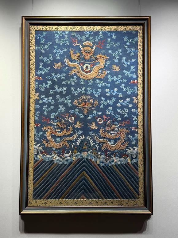 億品兆富株式會(huì)社（AALPZF）清中期 精品盤(pán)金繡袍料龍紋