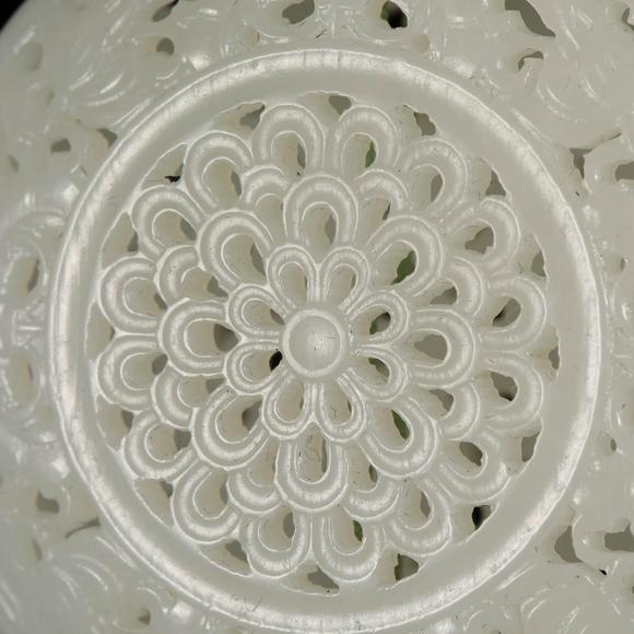 藝是拍賣清·白玉鏤雕寶相花紋香囊