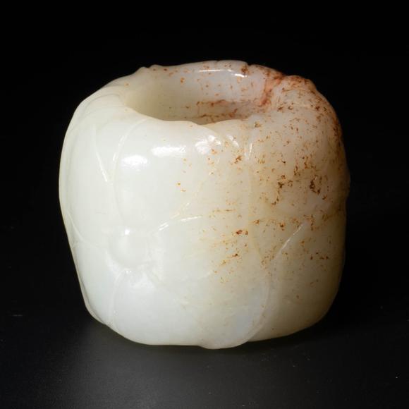 （和正堂株式會(huì)社）吉祥美術(shù)和田玉 留皮浮雕扳指