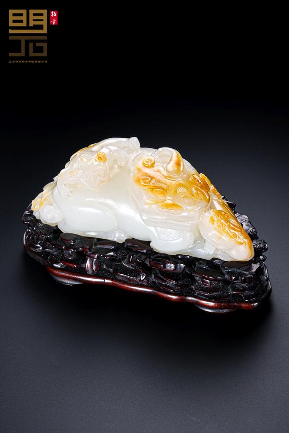 北京明石拍賣(mài)有限公司清 白玉留皮巧雕子母獸擺件