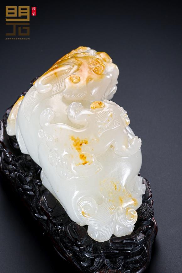 北京明石拍賣有限公司清 白玉留皮巧雕子母獸擺件