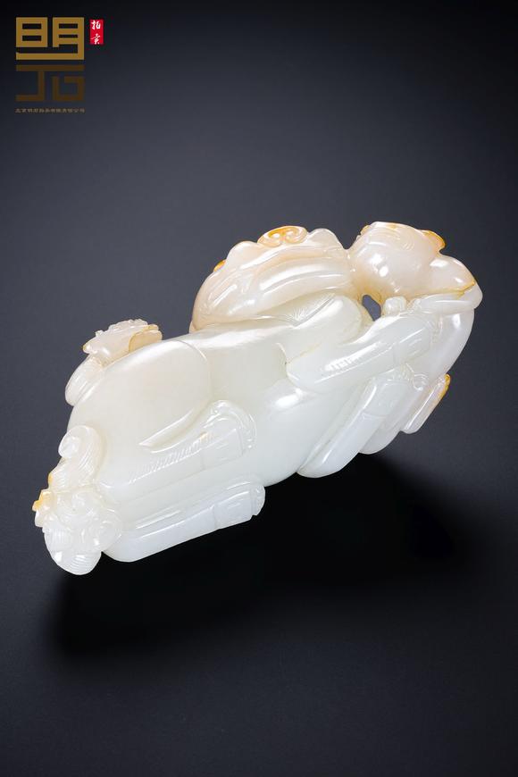 北京明石拍賣(mài)有限公司清 白玉留皮巧雕子母獸擺件