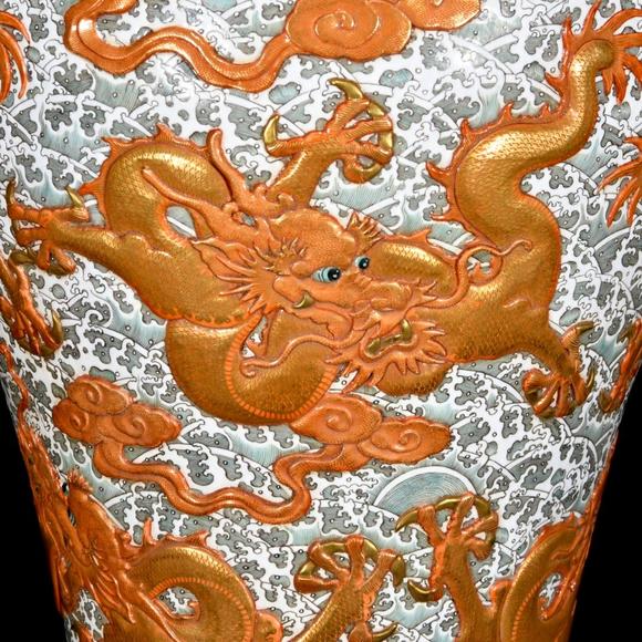 北京唐潮拍賣有限公司琺瑯彩浮雕描金龍紋梅瓶