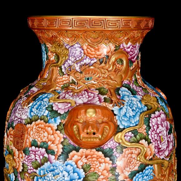 北京唐潮拍賣有限公司琺瑯彩萬花浮雕龍紋描金龍紋獸耳瓶
