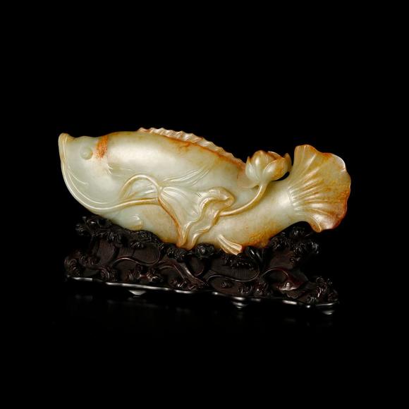 藝是拍賣(mài)清·白玉紅沁鱖魚(yú)（原配紅木底座）