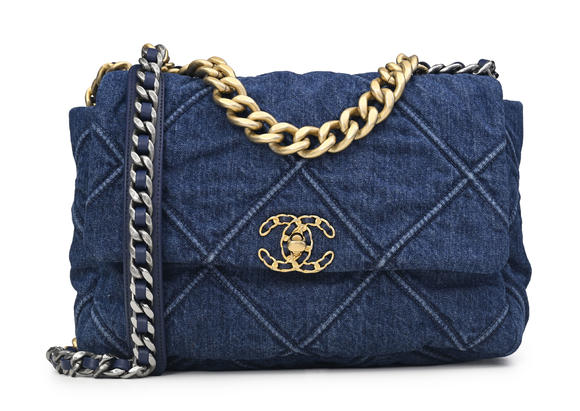 Piguet - H?tel des VentesChanel, sac à rabat 19 en denim bleu matelassé, métal bicolore, 2020, poignée sur le dessus, bandoulière chaine et cuir, housse, 20x30