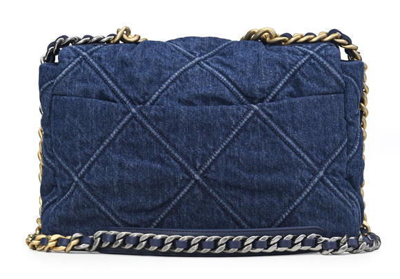 Piguet - H?tel des VentesChanel, sac à rabat 19 en denim bleu matelassé, métal bicolore, 2020, poignée sur le dessus, bandoulière chaine et cuir, housse, 20x30