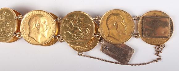 TooveysAn Edward VII eight sovereign bracelet, comprising two 1903, 1906, t