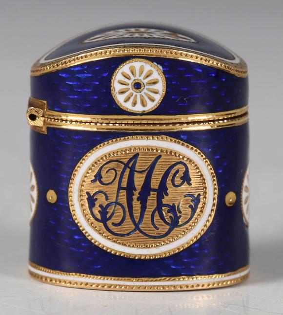 TooveysA fine late 18th/early 19th century gold and enamelled novelty pill/