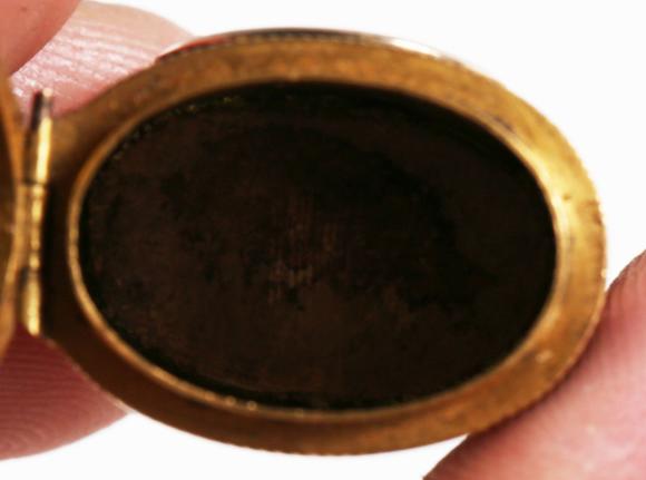 TooveysA fine late 18th/early 19th century gold and enamelled novelty pill/