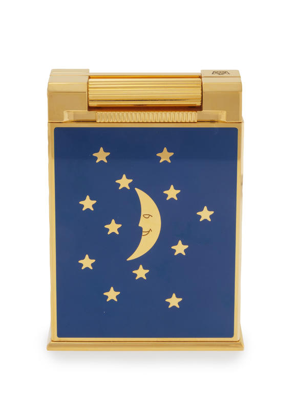 Piguet - H?tel des VentesS.T.Dupont, Rendez-vous, édition limité 183/500, briquet de table en métal doré et laque rouge et bleue à motifs célestes