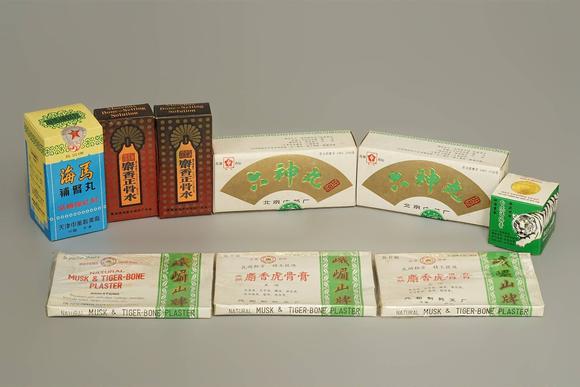 京都祇園會(huì)拍賣六神丸 2盒
白虎活絡(luò)膏 1盒
天然麝香虎骨膏 3盒
海馬補(bǔ)腎丸 1盒
麝香正骨水 2盒