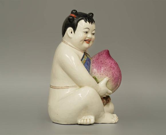 京都祇園會拍賣清 粉彩唐子壽桃人形雕刻