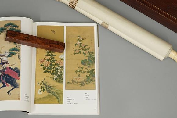 京都祇園會拍賣沈銓 花鳥圖 絹本掛軸 日本朱漆手書箱附 日本古裂裝裱 鷹見游山舊藏 出版著錄附