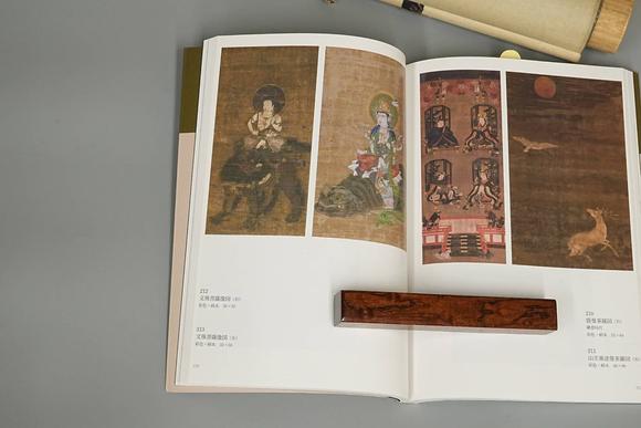 京都祇園會拍賣鐮倉時(shí)代 文殊菩薩 絹本掛軸 日本桐箱附 日本古裂裝裱 鷹見遊山舊藏 出版著錄附