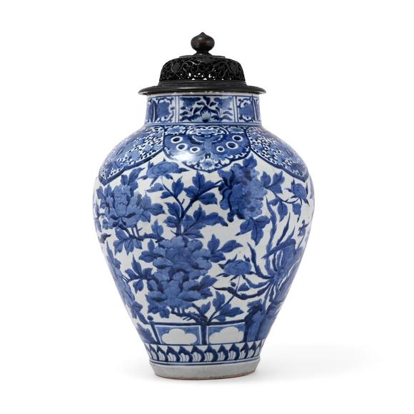 DreweattsA JAPANESE ARITA BLUE AND WHITE VASE, EDO PERIOD, LATE 17TH OR 18TH CENTURY