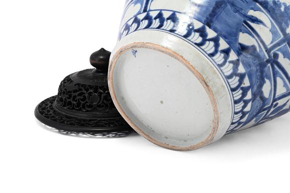 DreweattsA JAPANESE ARITA BLUE AND WHITE VASE, EDO PERIOD, LATE 17TH OR 18TH CENTURY