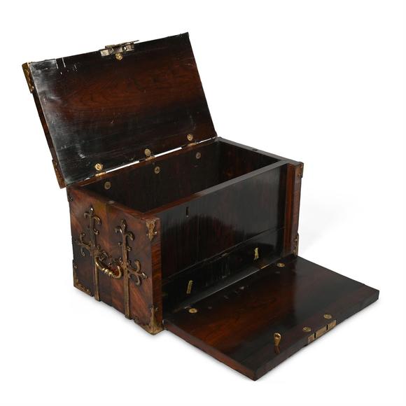 DreweattsY A WILLIAM & MARY WALNUT OYSTER, ROSEWOOD AND GILT METAL MOUNTED COFFRE FRONT OR STRONGBOX