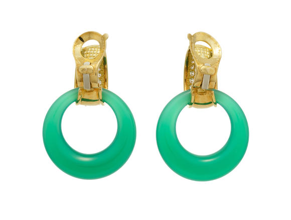 Piguet - H?tel des VentesVan Cleef & Arpels, paire de pendants d'oreilles or 750 pavés de diamants avec deux paires d'anneaux interchangeables en chrysoprase et ony