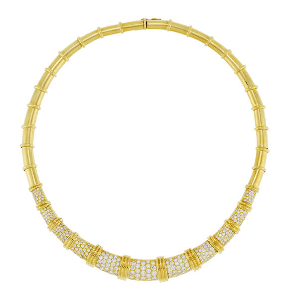 Piguet - H?tel des VentesVan Cleef & Arpels, collier or 750 articulé d'éléments en forme de demi-cylindres en chute, ceux du centre sertis de diamantsVan Cleef & Arpels, 18K gold necklace set with round brillant cut diamonds